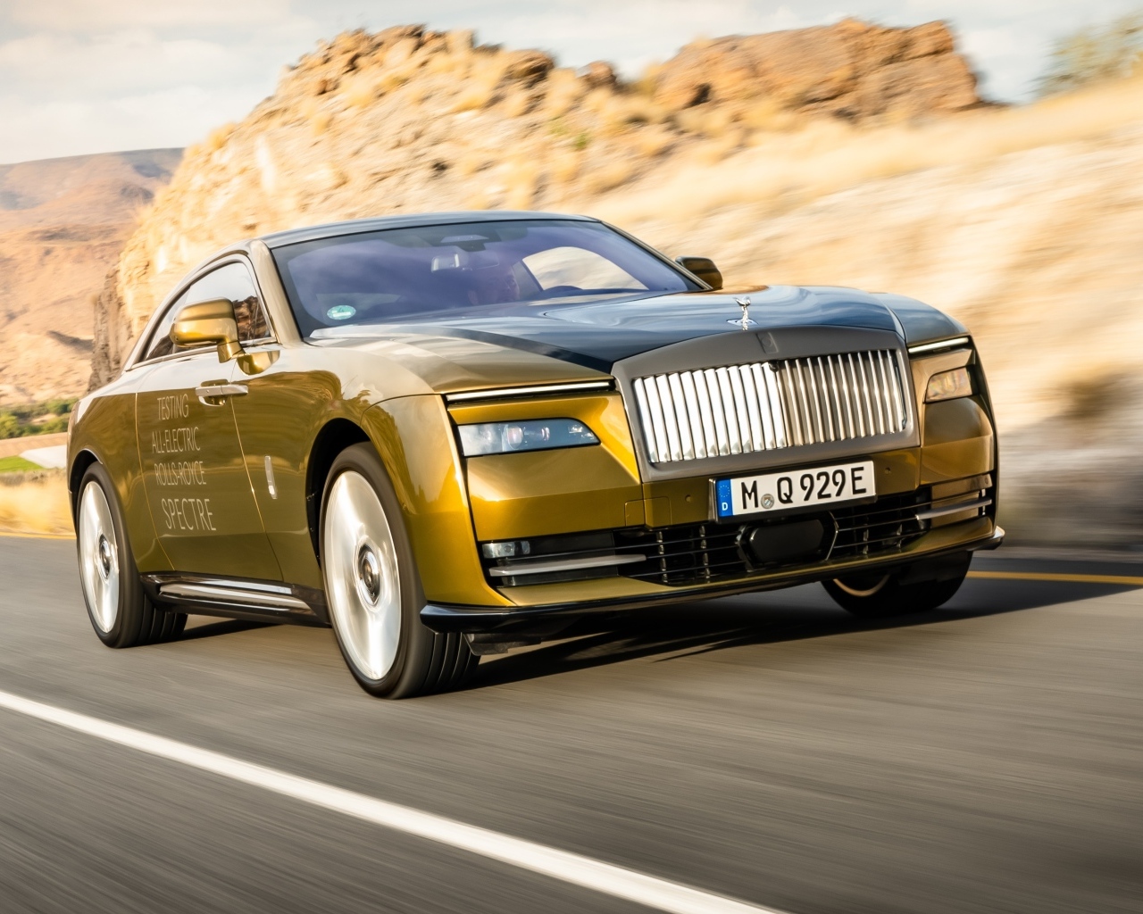 Дорогой автомобиль Rolls-Royce Spectre на трассе