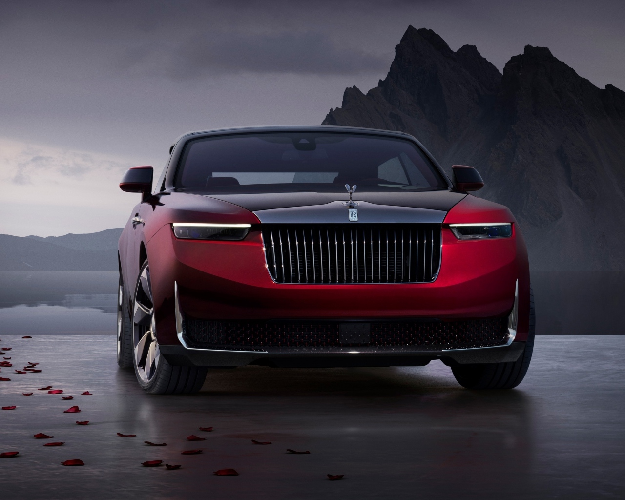 Вид спереди на автомобиль Rolls-Royce La Rose Noire Droptail 2023 года