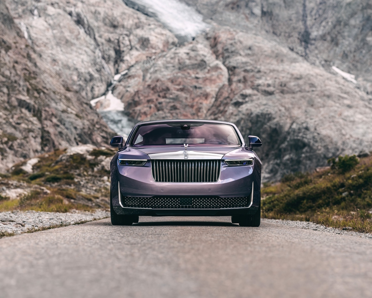 Вид спереди на автомобиль Rolls-Royce Amethyst Droptail