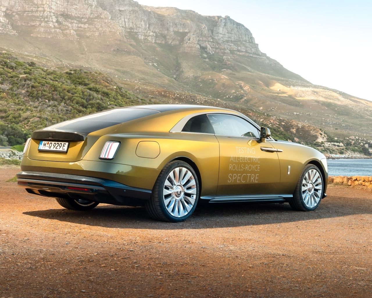 Золотистый Rolls-Royce Spectre вид сзади