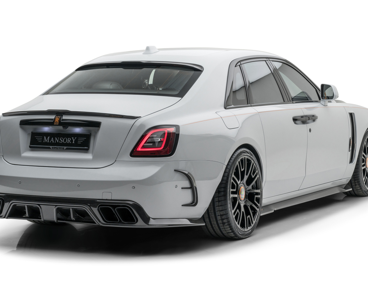 Серый автомобиль Mansory Rolls-Royce Ghost 2021 года на белом фоне 