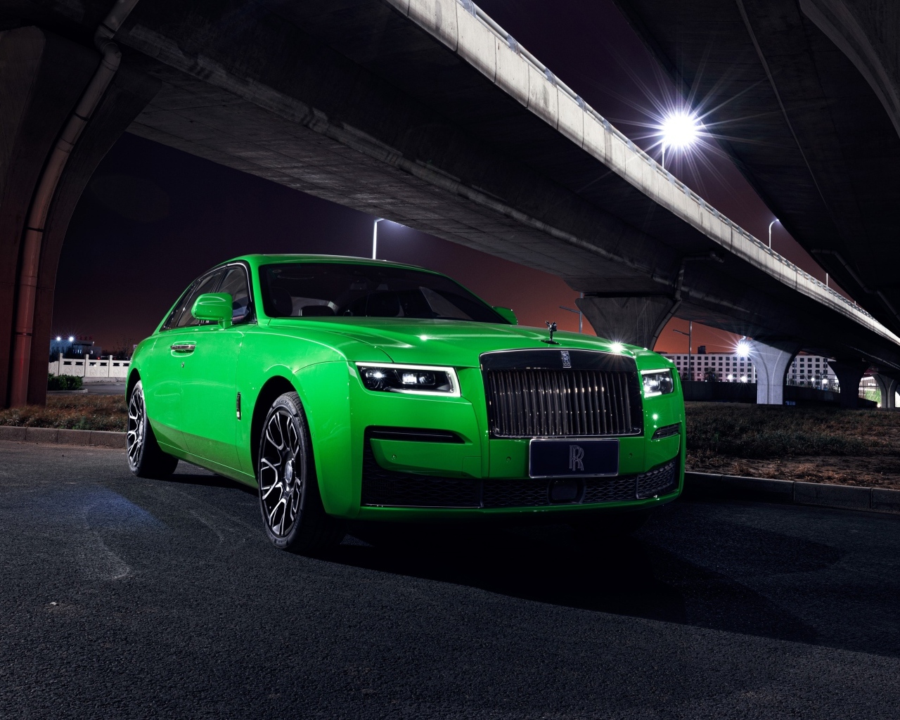 Зеленый автомобиль Rolls-Royce Black Badge Ghost