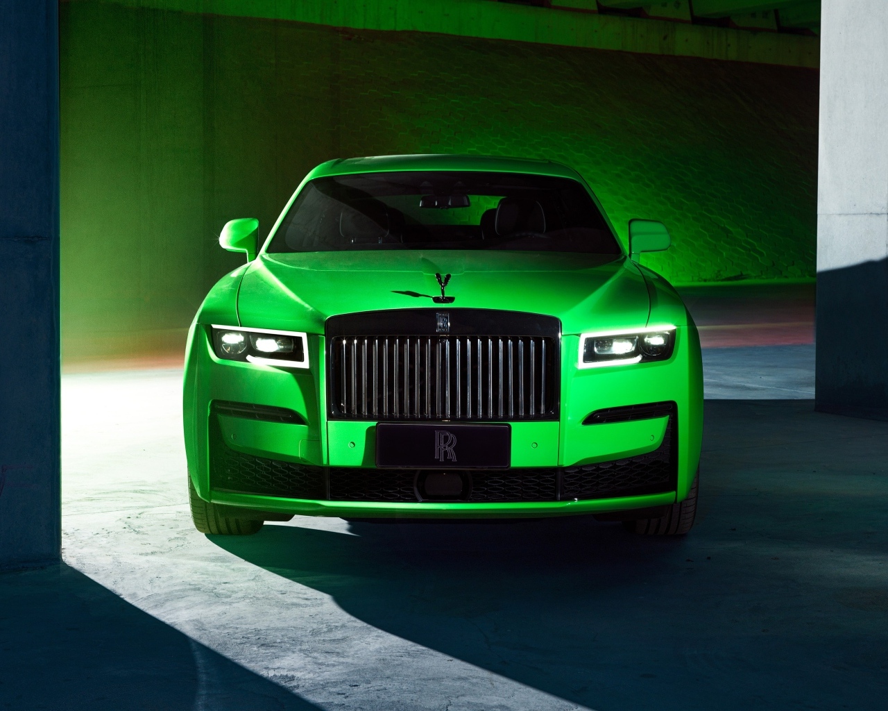 Зеленый автомобиль Rolls-Royce Black Badge Ghost вид спереди