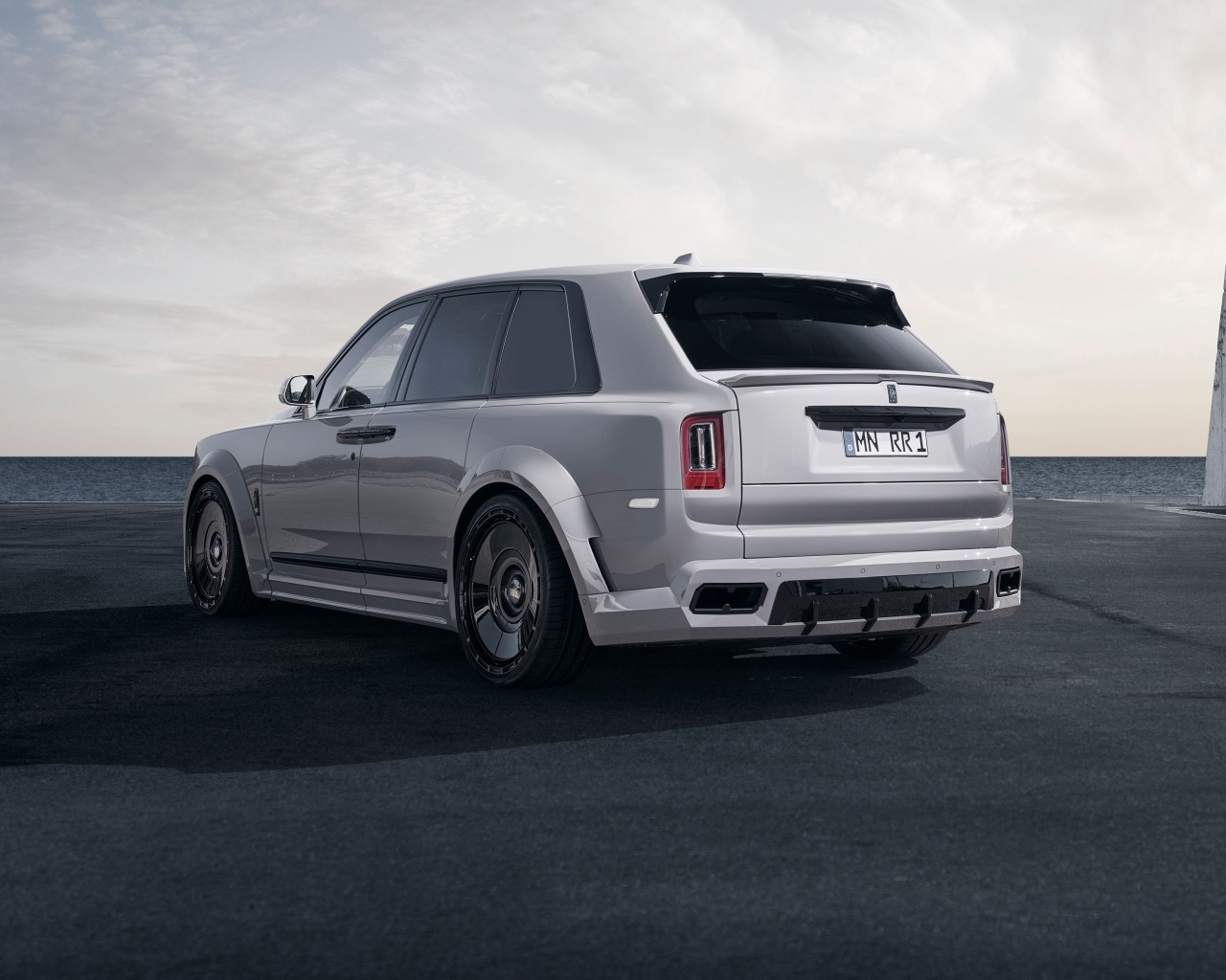 Вид сзади на автомобиль Rolls-Royce Cullinan Overdose S 2023 года