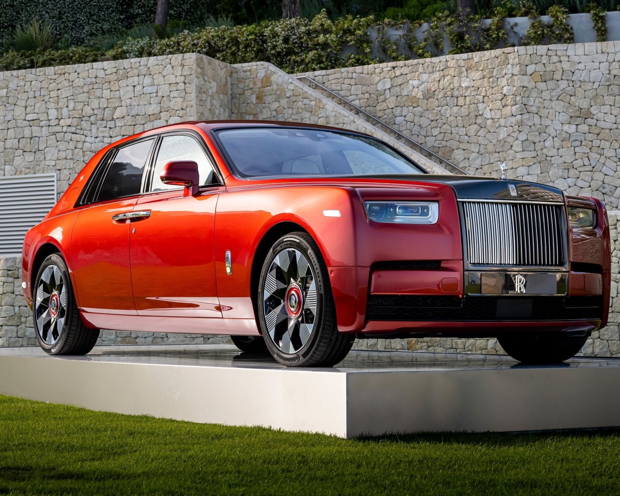 Красный автомобиль Rolls-Royce Phantom 2022 года