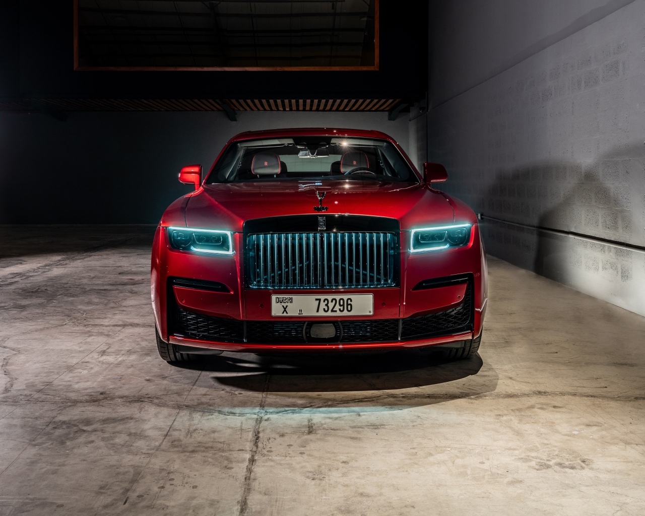 Красный автомобиль Rolls-Royce Black Badge Ghost  в гараже