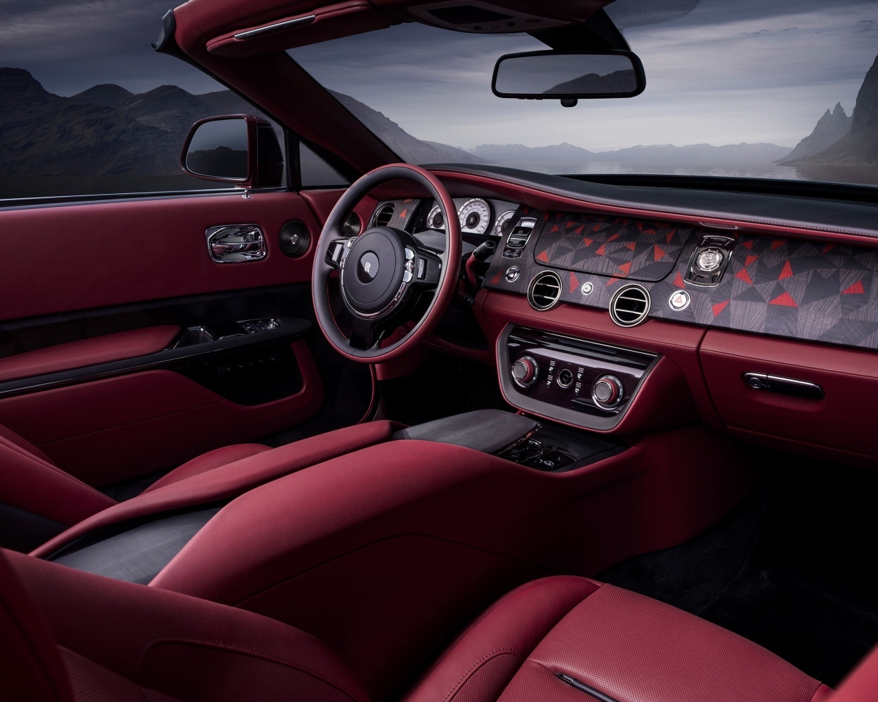 Красный кожаный салон автомобиля Rolls-Royce La Rose Noire Droptail 2023 года