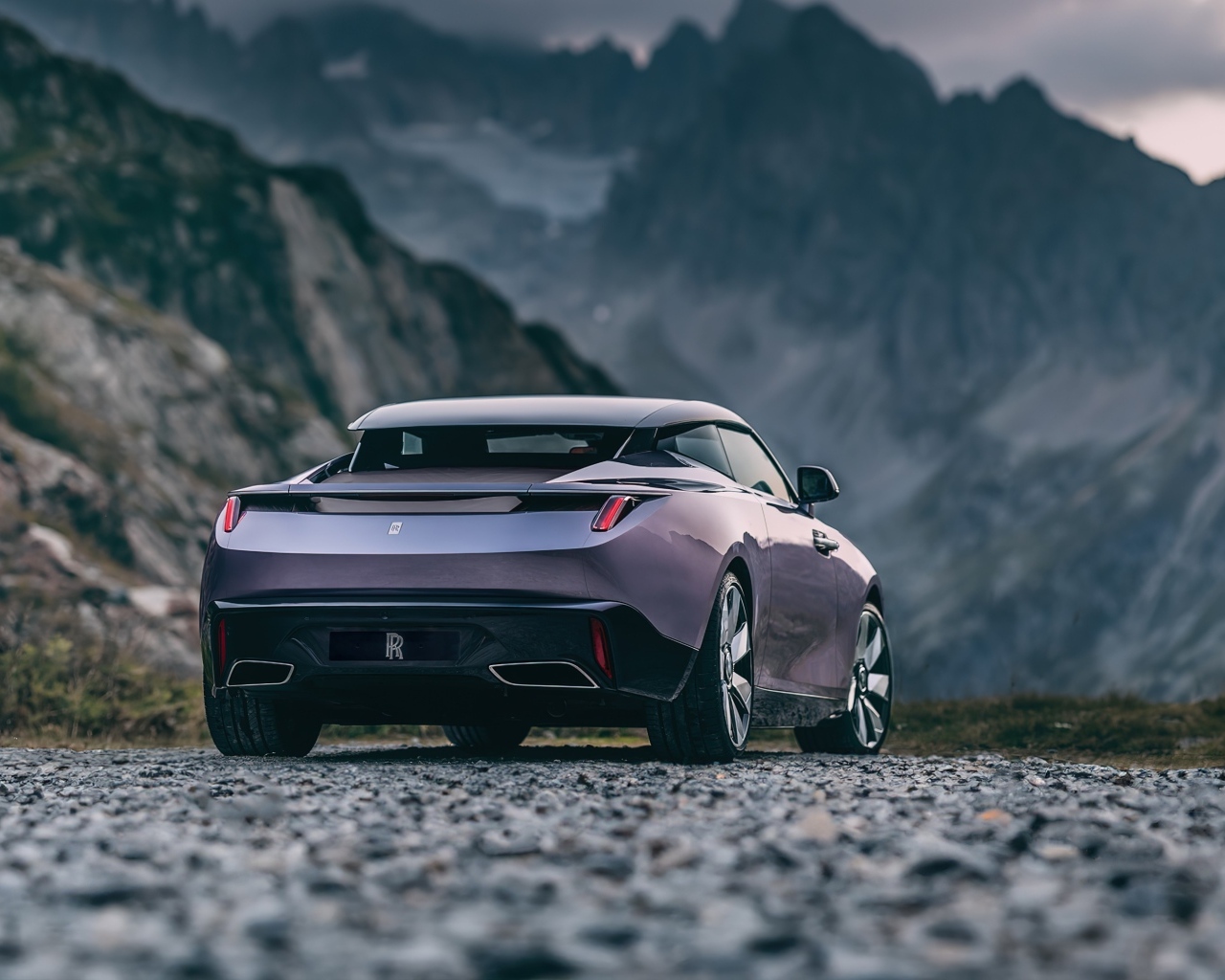 Автомобиль Rolls-Royce Amethyst Droptail 2023 вид сзади на фоне гор