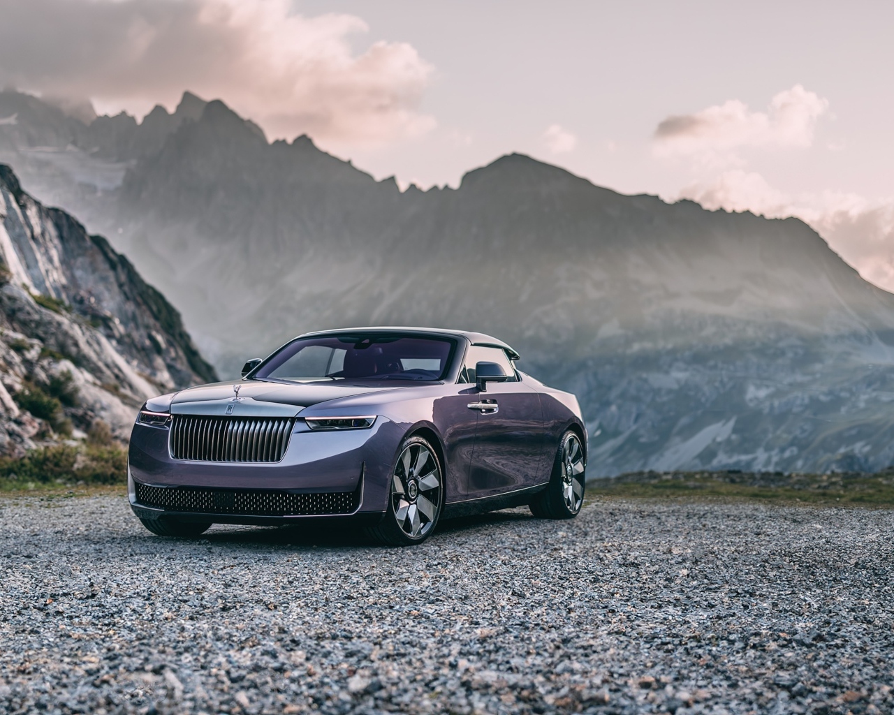 Автомобиль Rolls-Royce Amethyst Droptail 2023 года на фоне гор