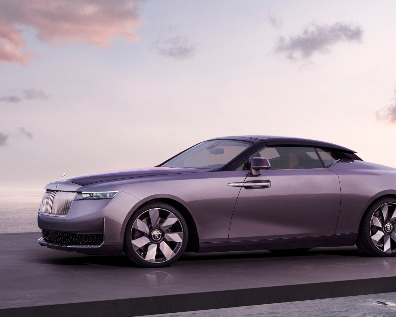 Автомобиль Rolls-Royce Amethyst Droptail на фоне неба