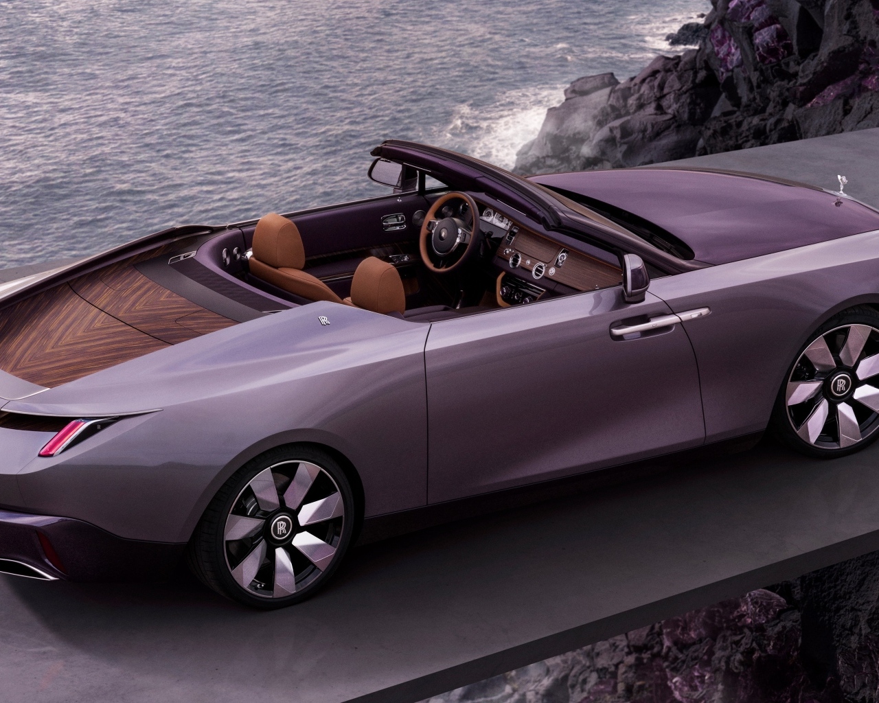 Кабриолет Rolls-Royce Amethyst Droptail у моря