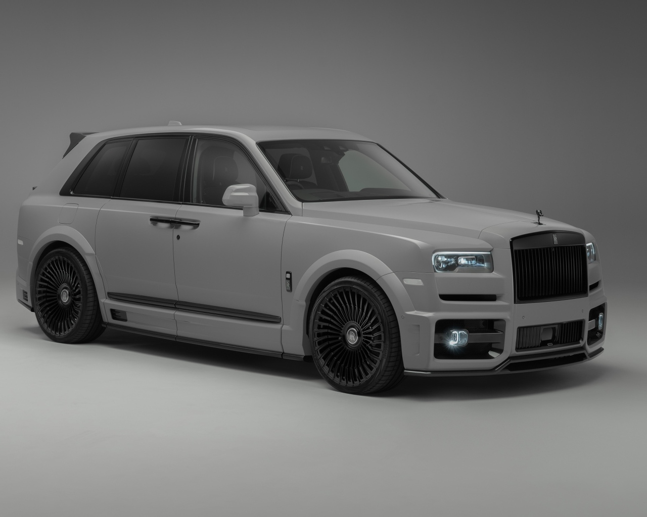 Автомобиль Rolls-Royce Cullinan на сером фоне