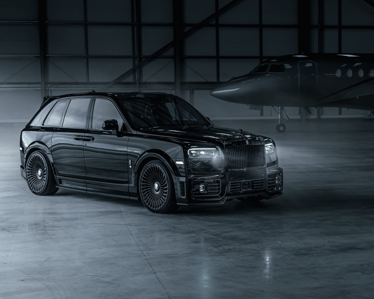 Автомобиль Rolls-Royce Cullinan с включенными фарами