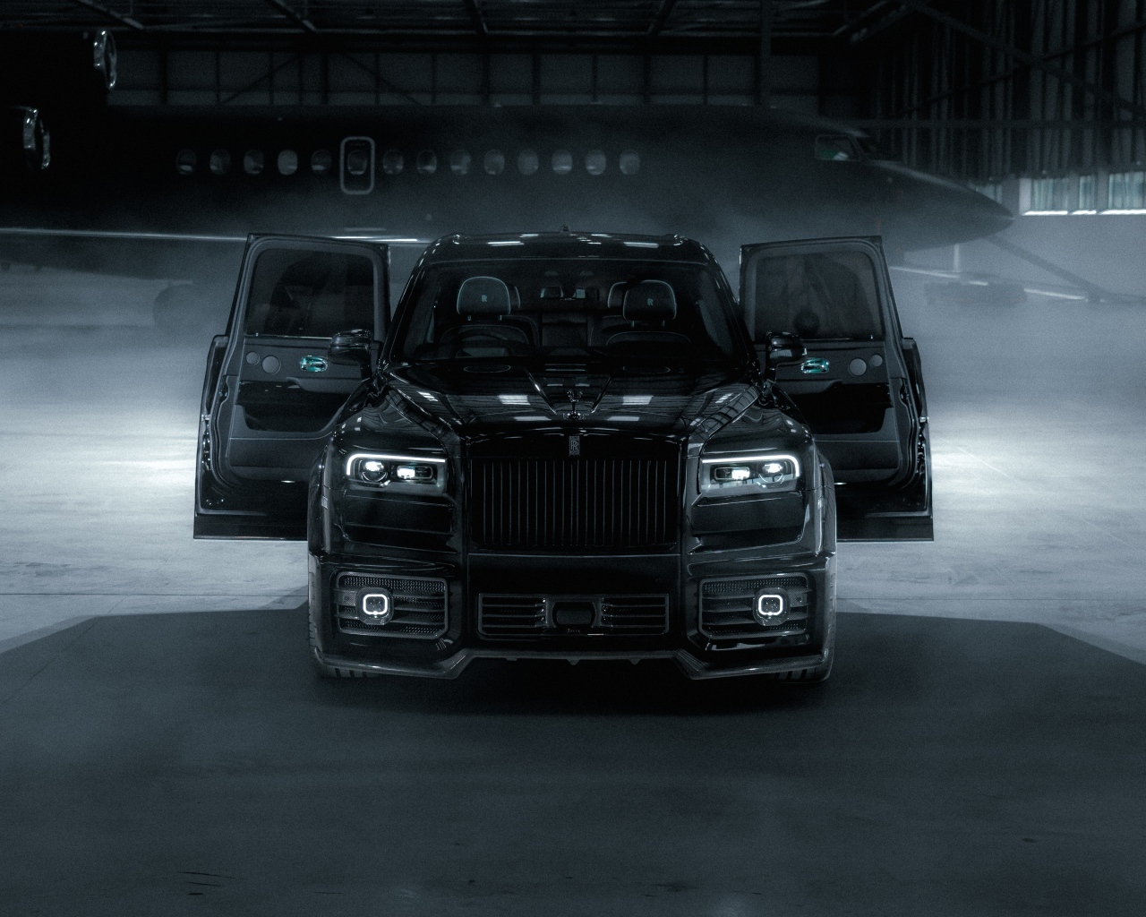 Автомобиль Rolls-Royce Cullinan с открытыми дверями