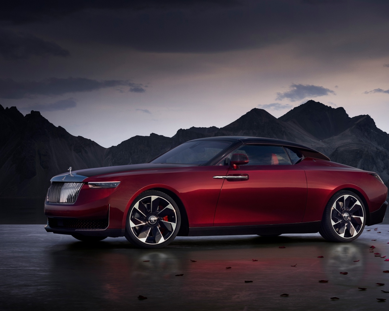 Автомобиль Rolls-Royce La Rose Noire Droptail 2023 года на фоне гор