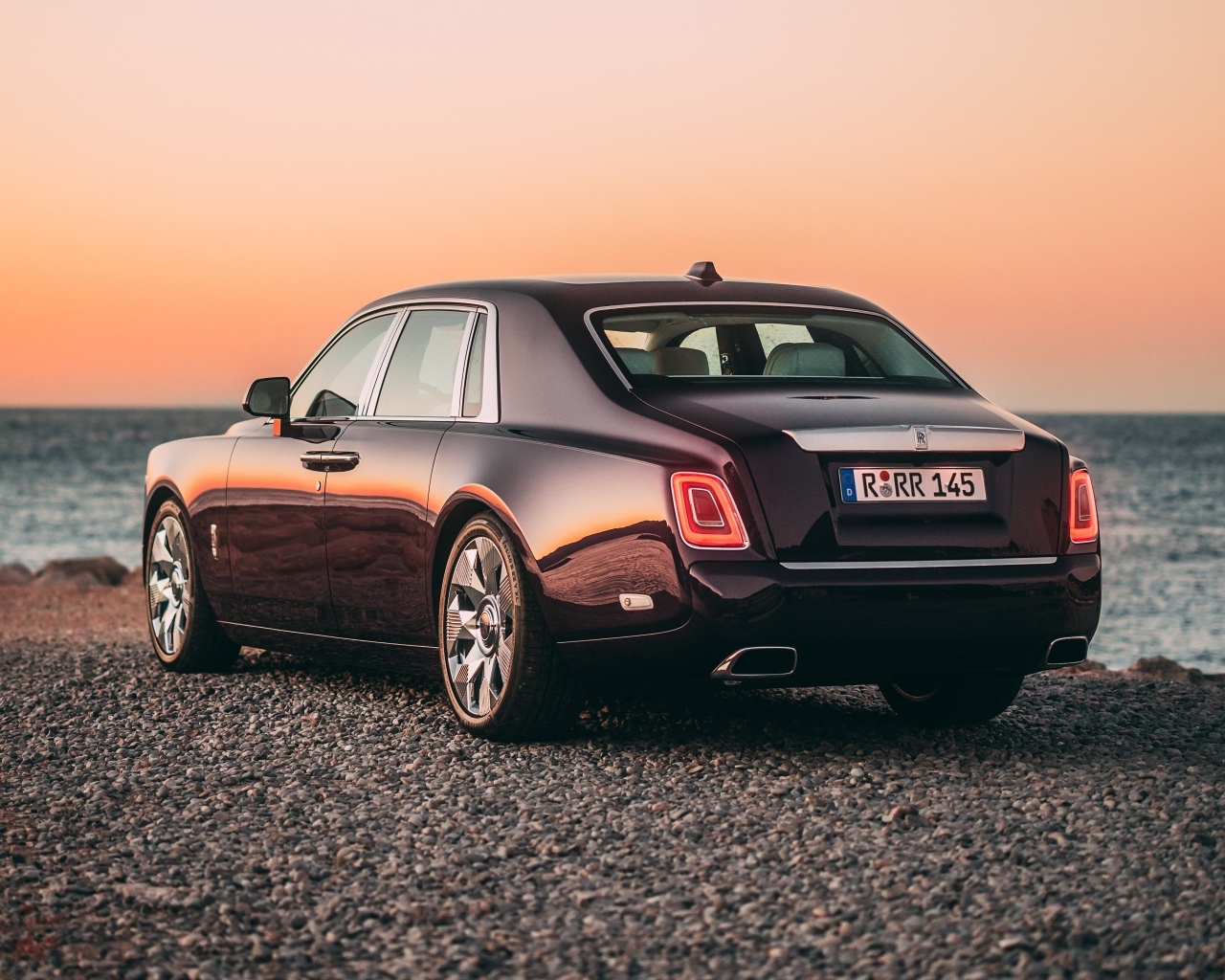 Автомобиль Rolls-Royce Phantom вид сзади