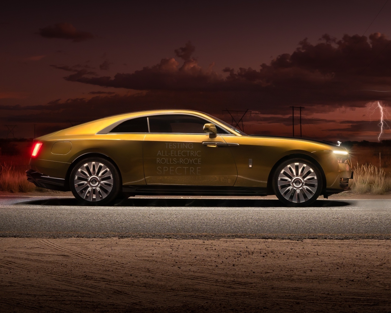 Автомобиль Rolls-Royce Spectre вид сбоку