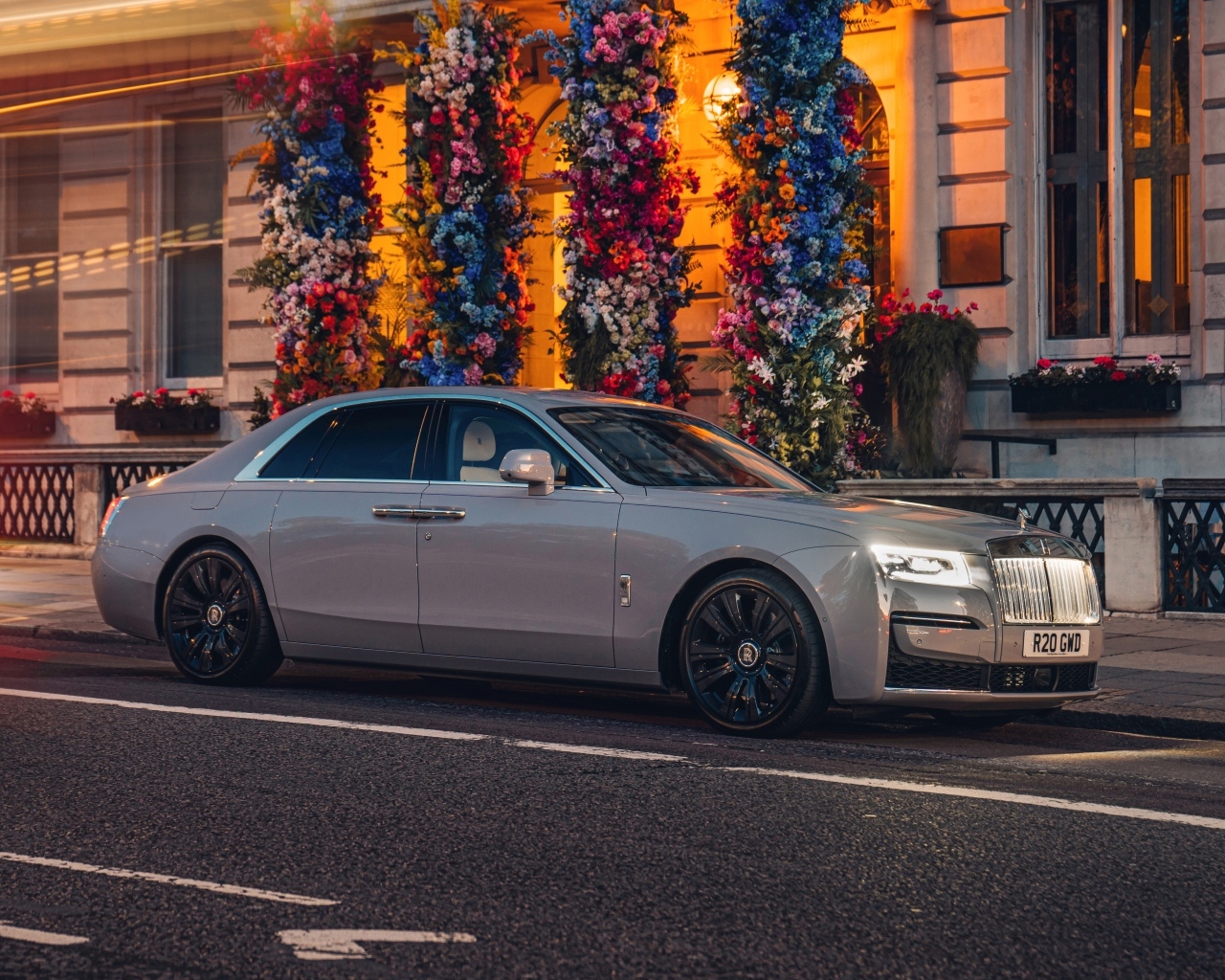 Серебристый автомобиль Rolls-Royce Ghost 2023 года