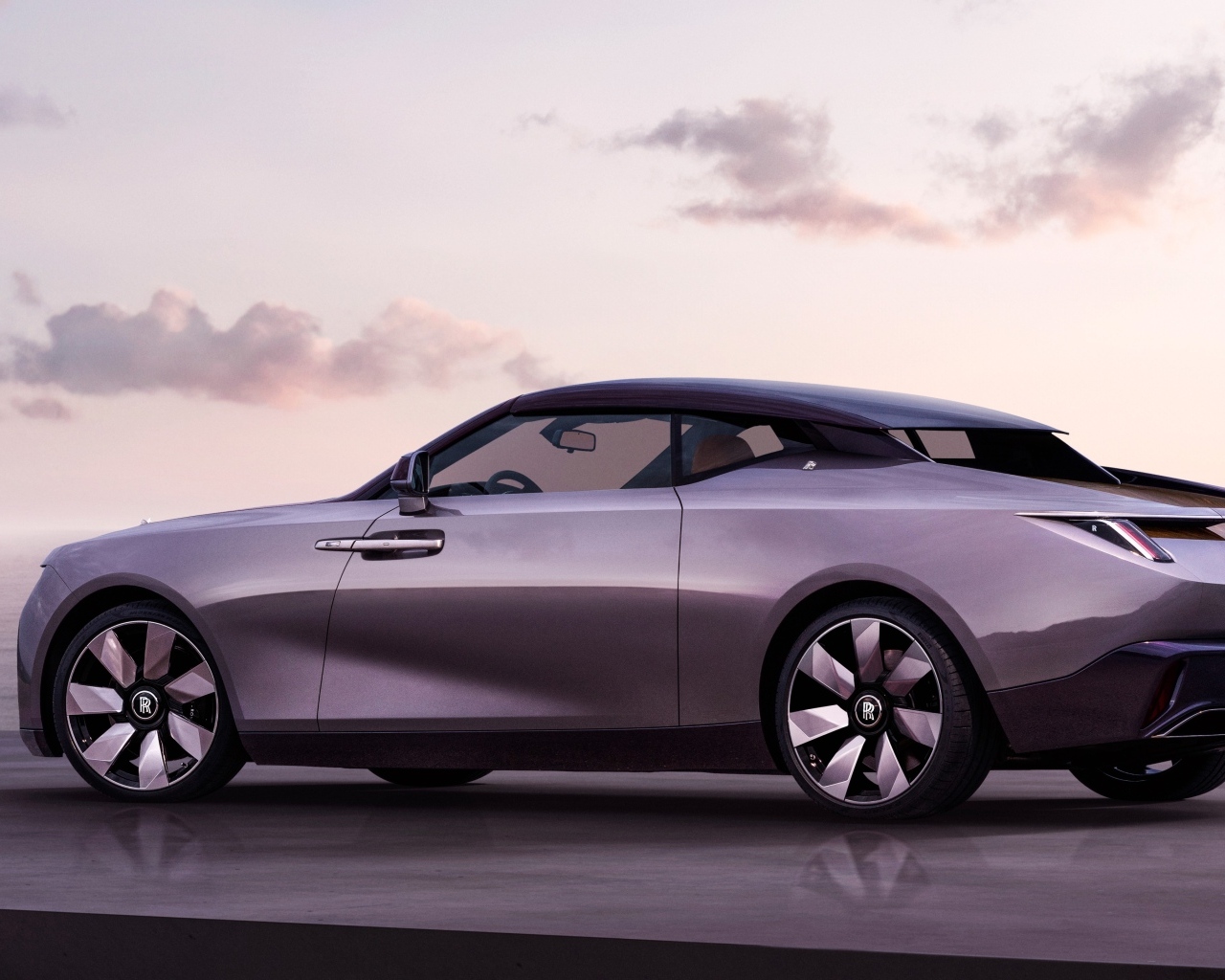 Серебристый автомобиль Rolls-Royce Amethyst Droptail вид сзади