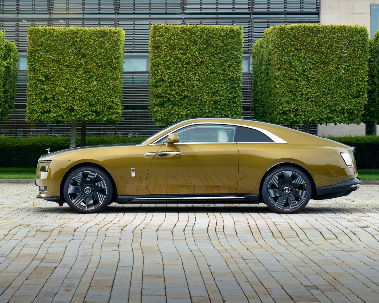 Стильный дорогой автомобиль Rolls-Royce Spectre на стоянке