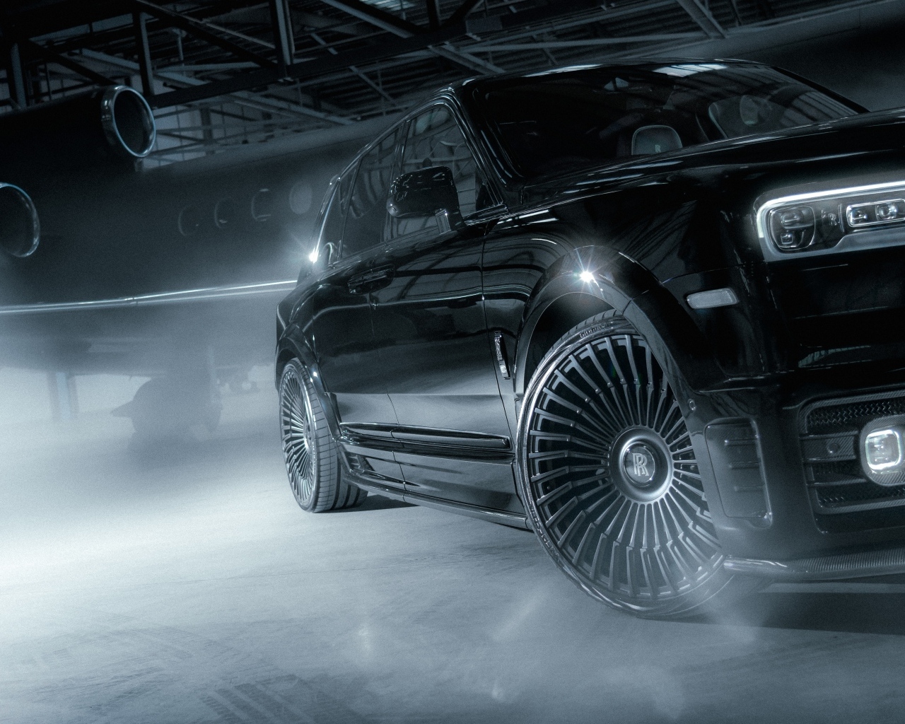 Стильный дорогой автомобиль Rolls-Royce Cullinan