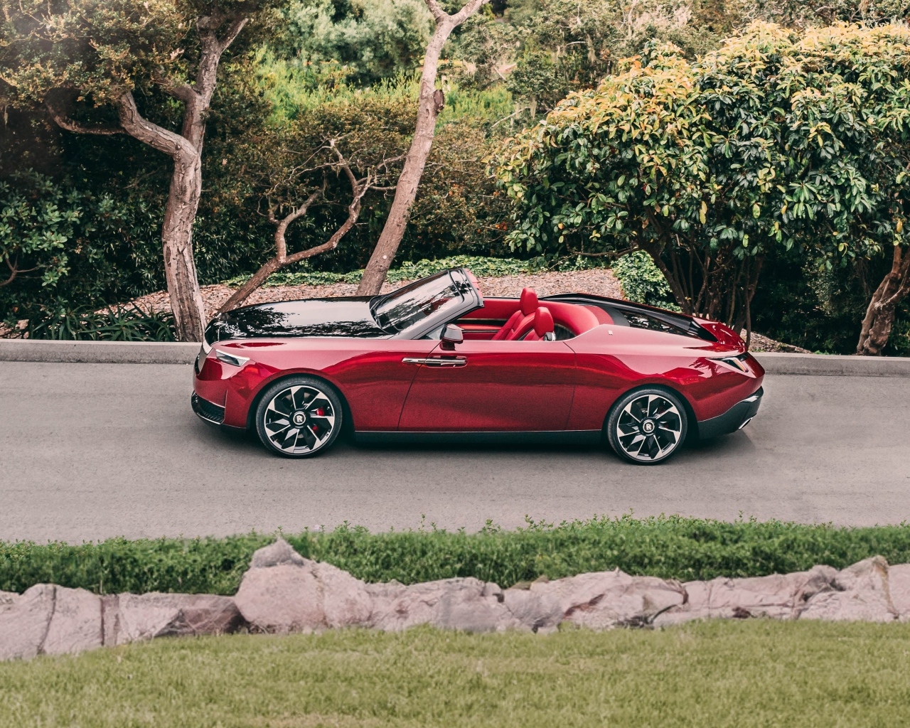 Вид сверху на красный автомобиль Rolls-Royce La Rose Noire Droptail 2023 года