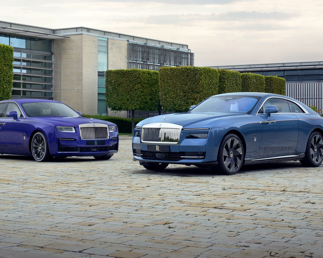 Два стильных дорогих автомобиля Rolls-Royce Spectre и  Rolls-Royce Ghost