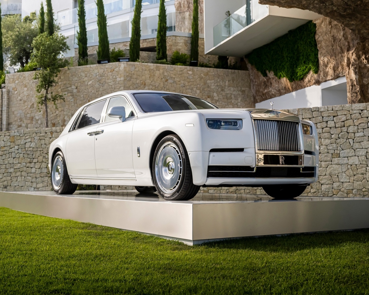 Белый автомобиль Rolls-Royce Phantom 2022 года у дома
