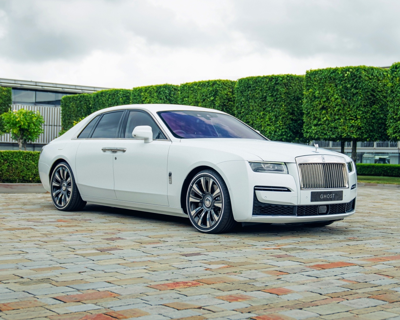 Белый дорогой автомобиль Rolls-Royce Ghost