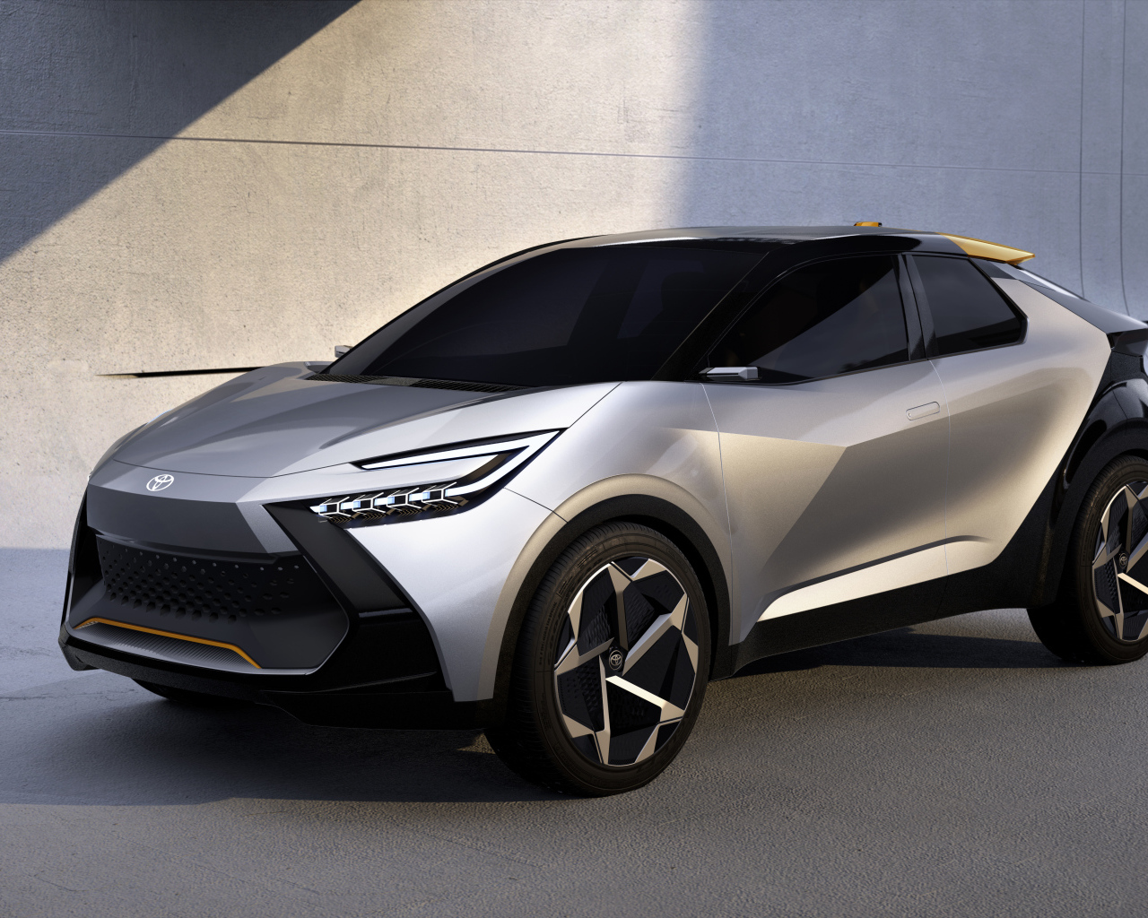 Серебристый автомобиль Toyota C-HR Prologue 2022 года