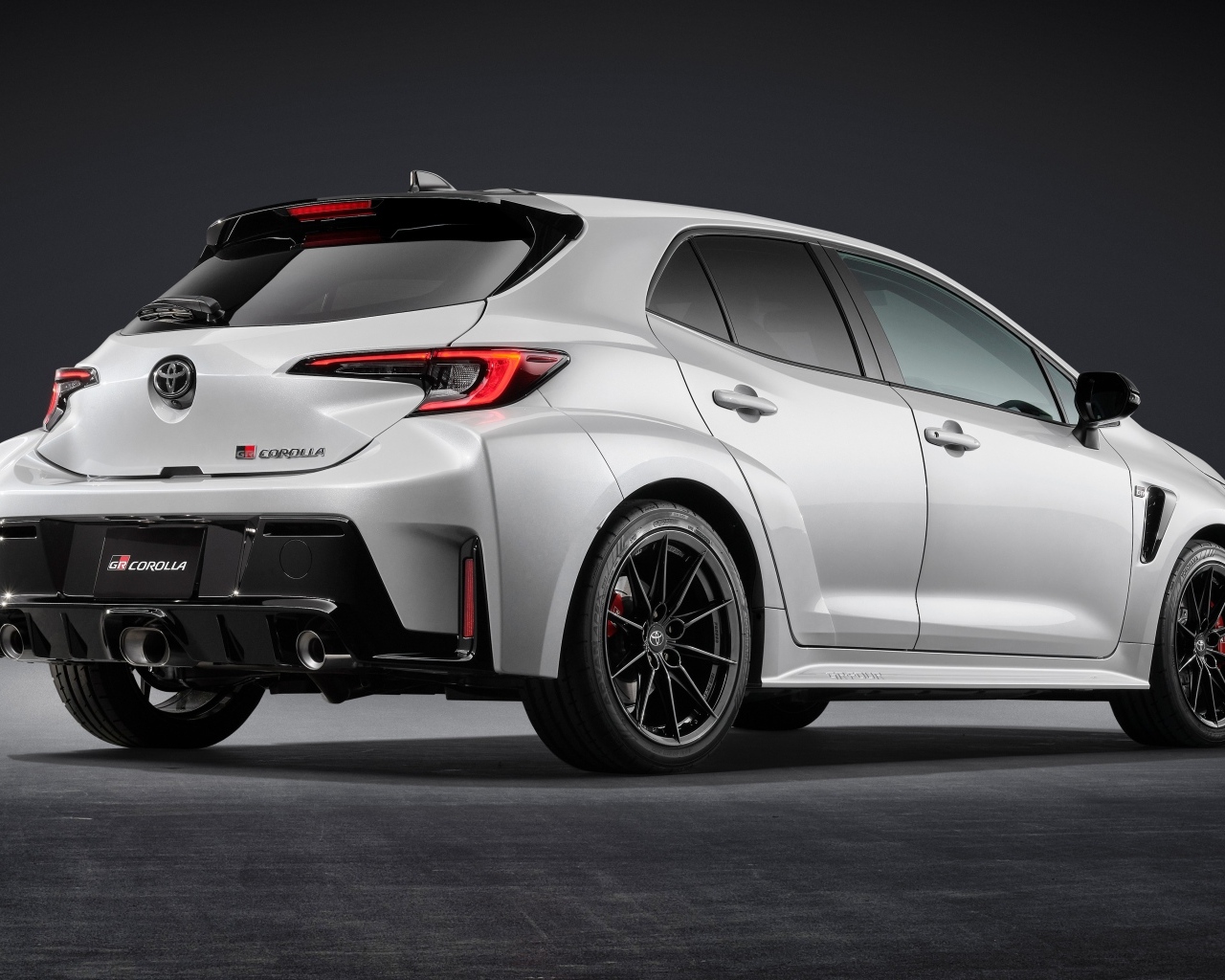 Автомобиль Toyota GR Corolla RZ 2022 года вид сзади