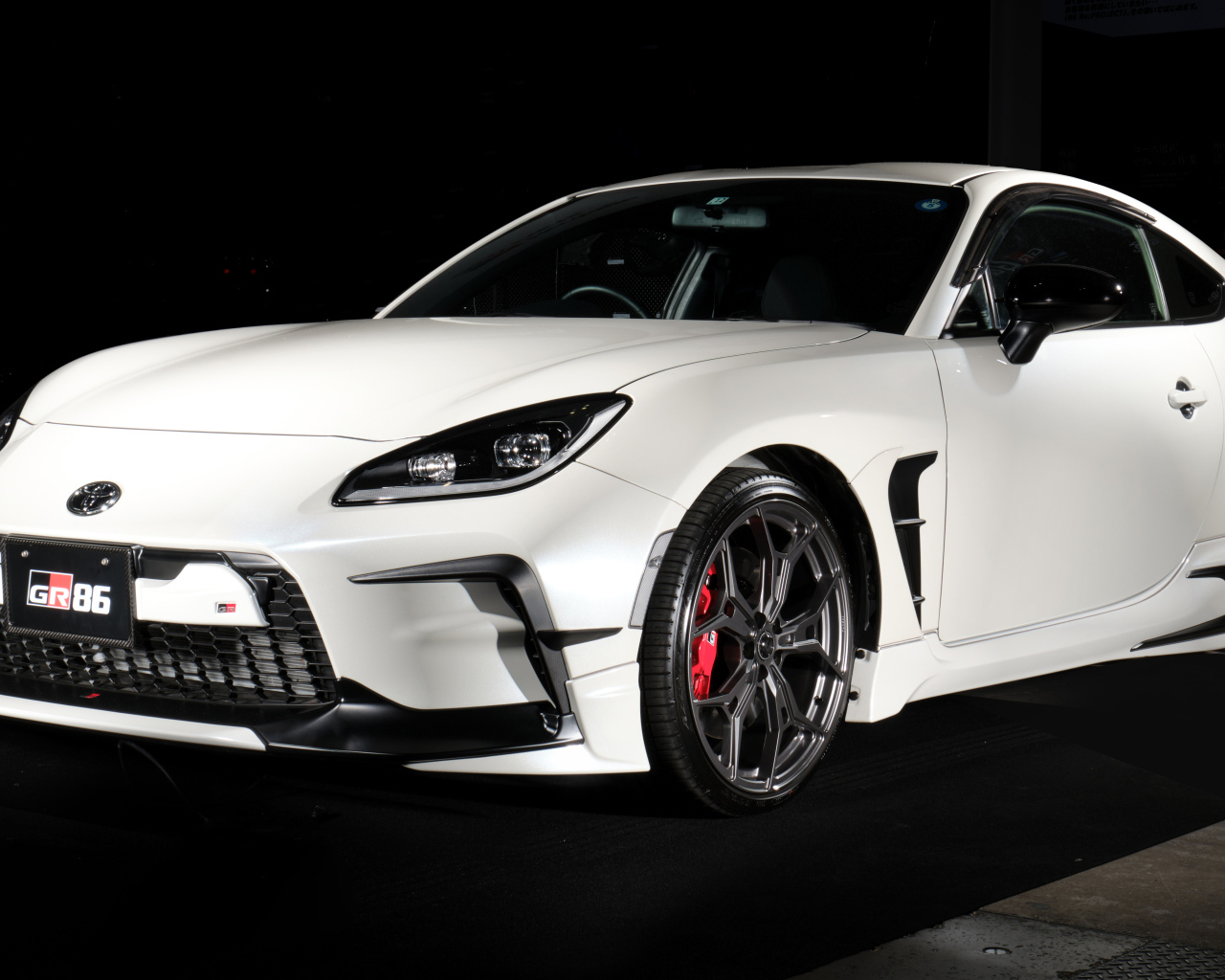 Белый автомобиль Toyota GR 86 GR Parts Concept 2023 года