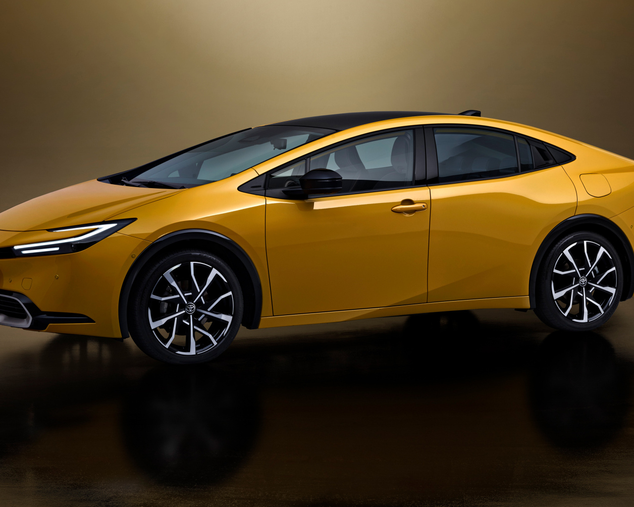 Желтый автомобиль Toyota Prius Plug-In Hybrid 2023 года