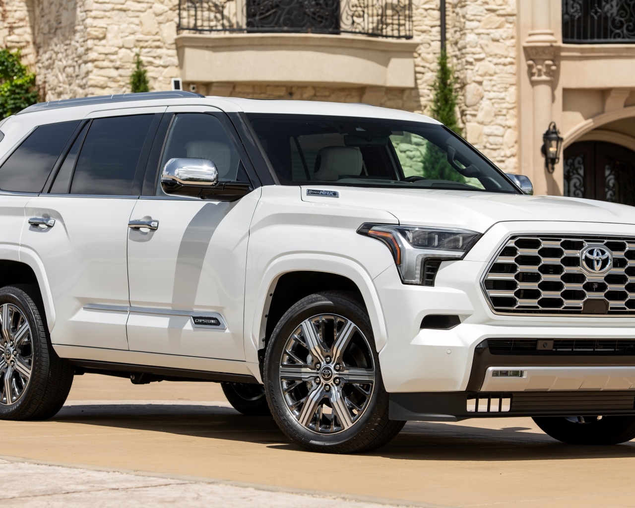 Белый внедорожник Toyota Sequoia Capstone 2023 года