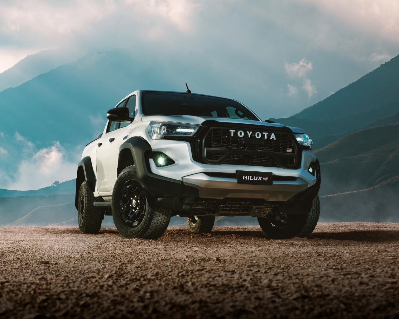 Большой Toyota Hilux GR Sport Double Cab 2023 года