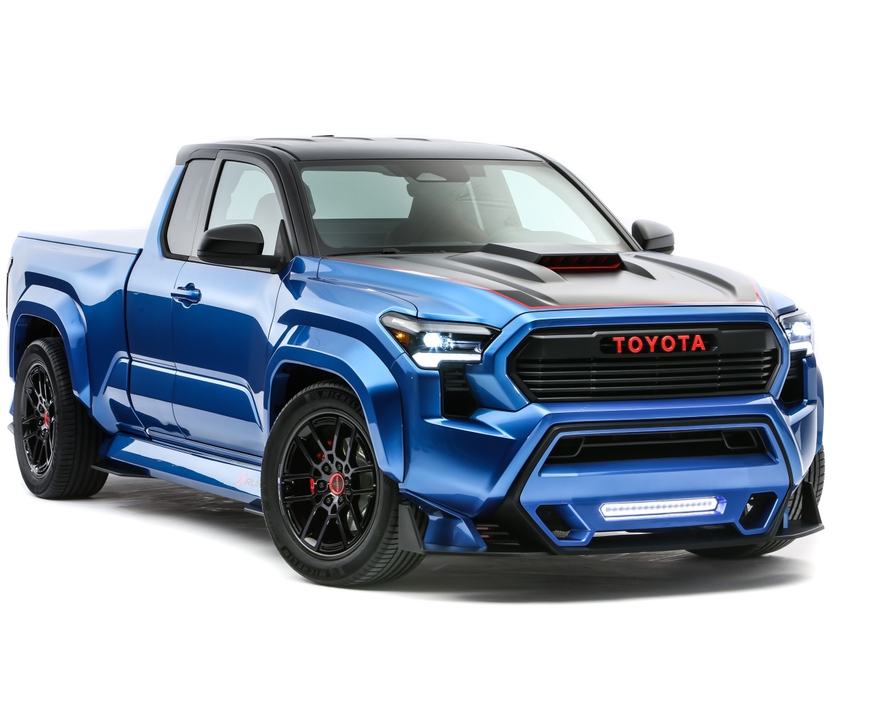 Синий пикап Toyota Tacoma X-Runner  на белом фоне