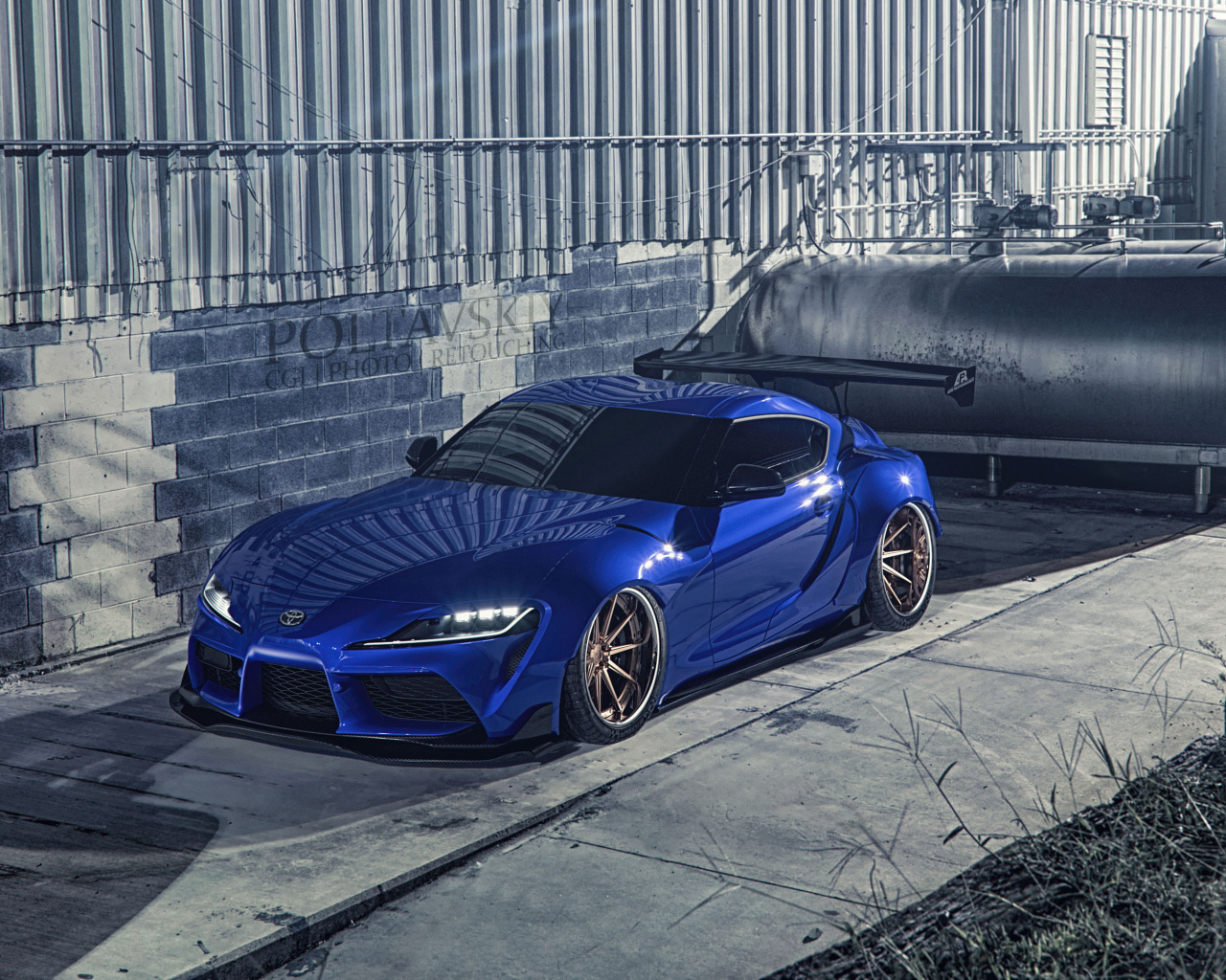 Синий спорткар Toyota Supra Luxury у здания