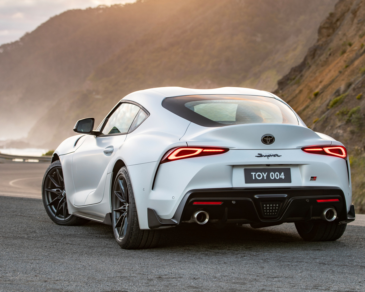 Автомобиль Toyota GR Supra GTS MT вид сзади