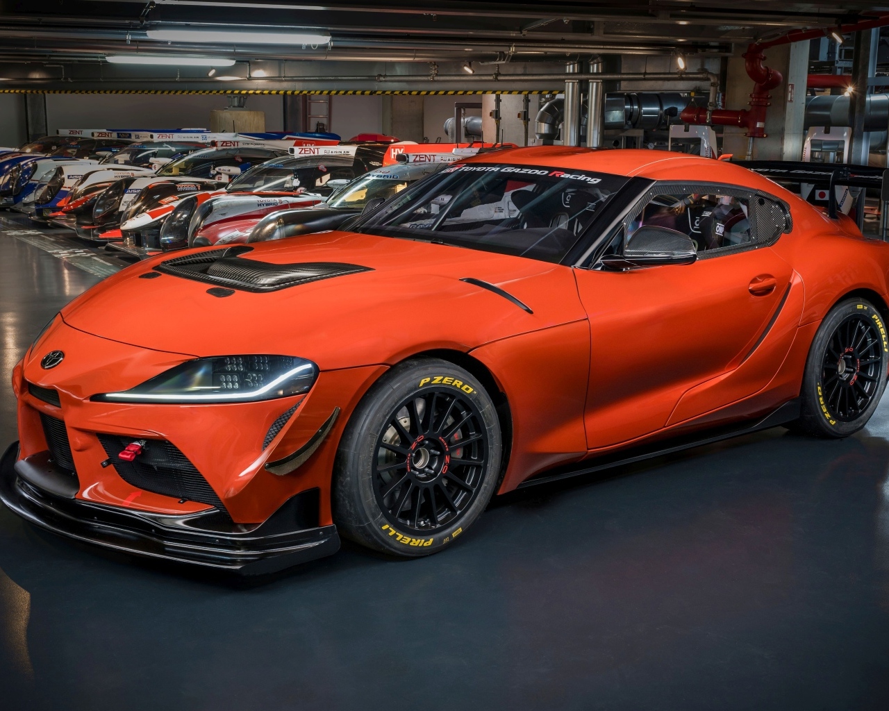 Быстрый красный автомобиль Toyota GR Supra GT4 100 Edition 2023 года