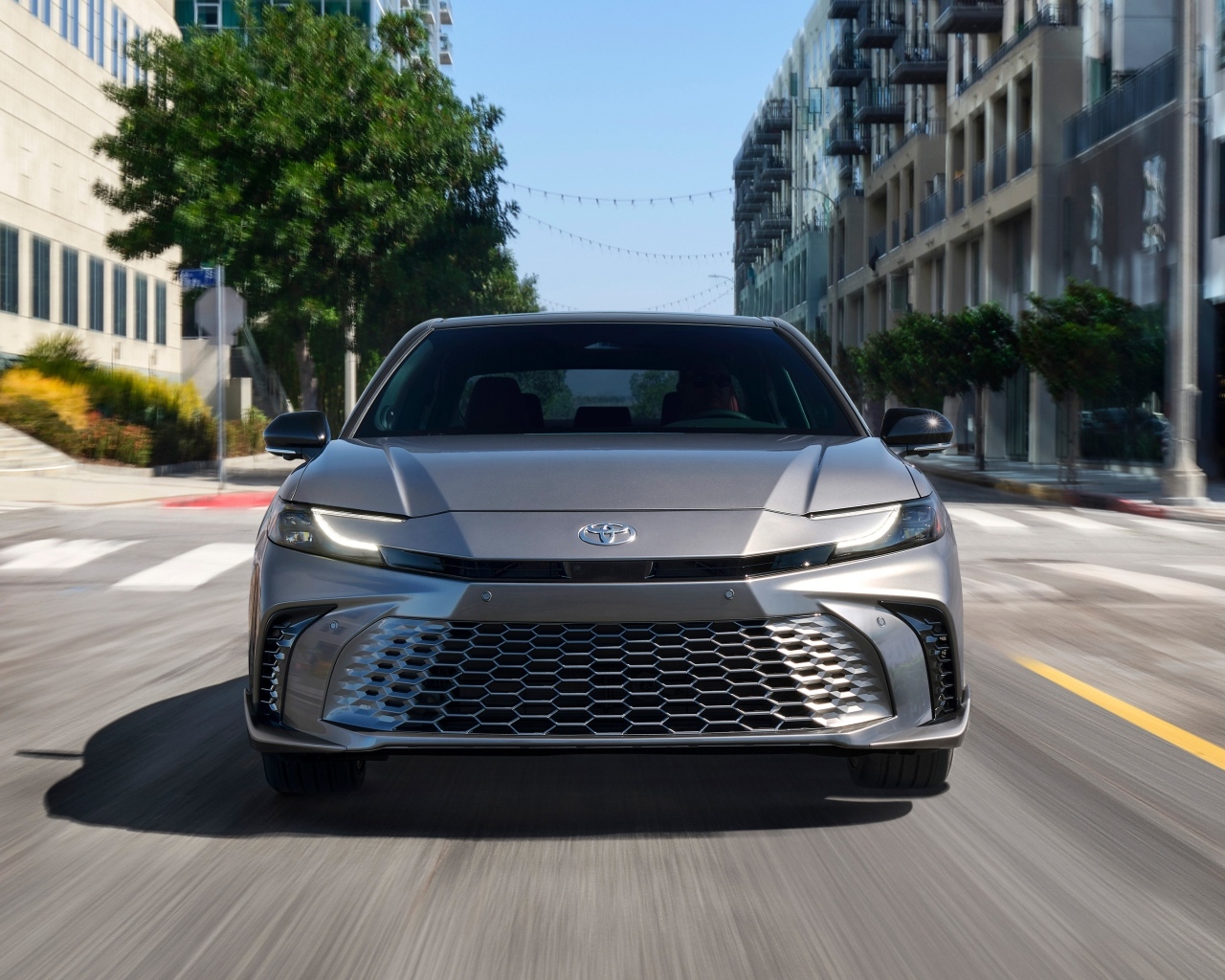 Вид спереди на автомобиль Toyota Camry XSE HEV AWD 2025 года