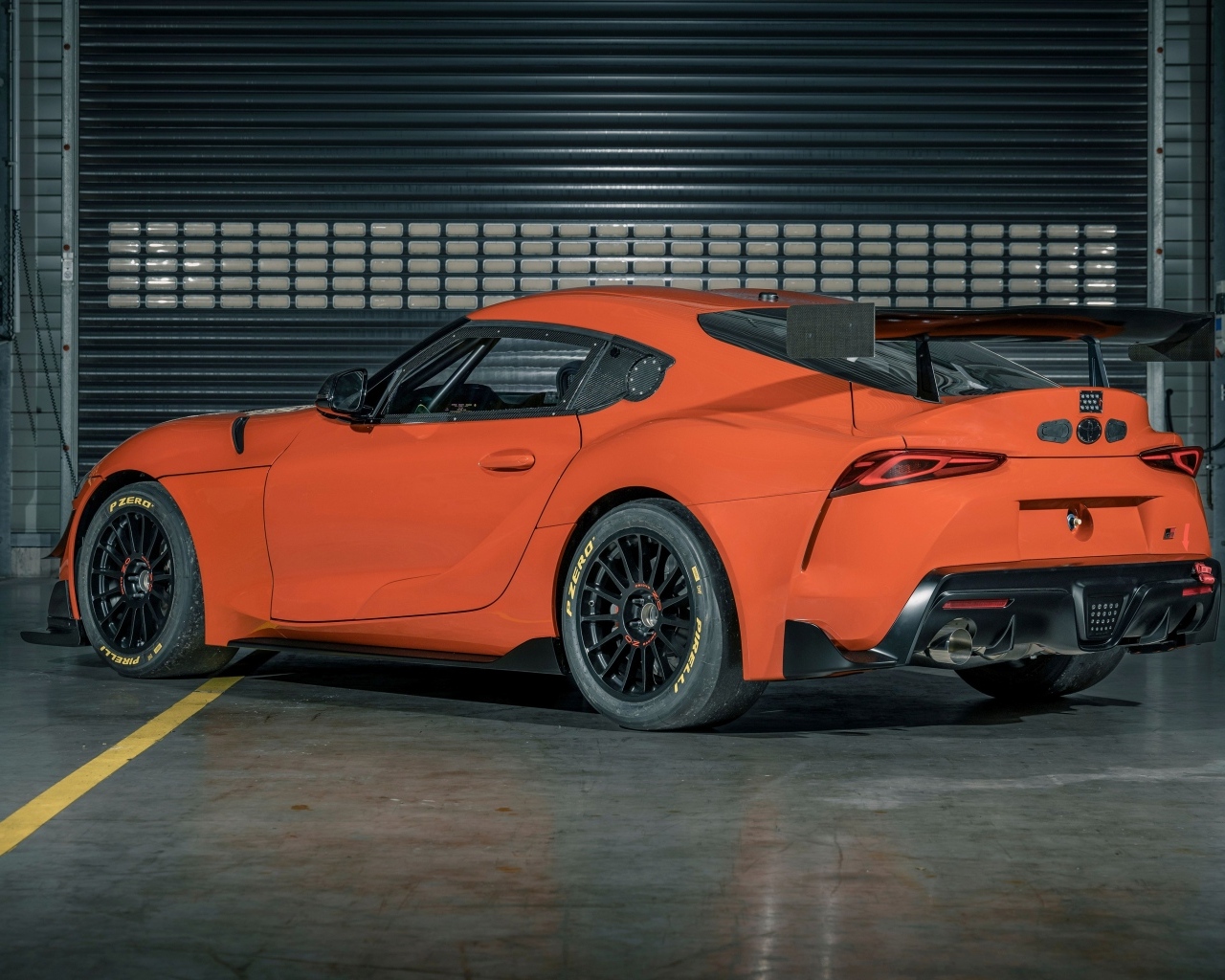Вид сзади на автомобиль Toyota GR Supra GT4 100 Edition 2023 года