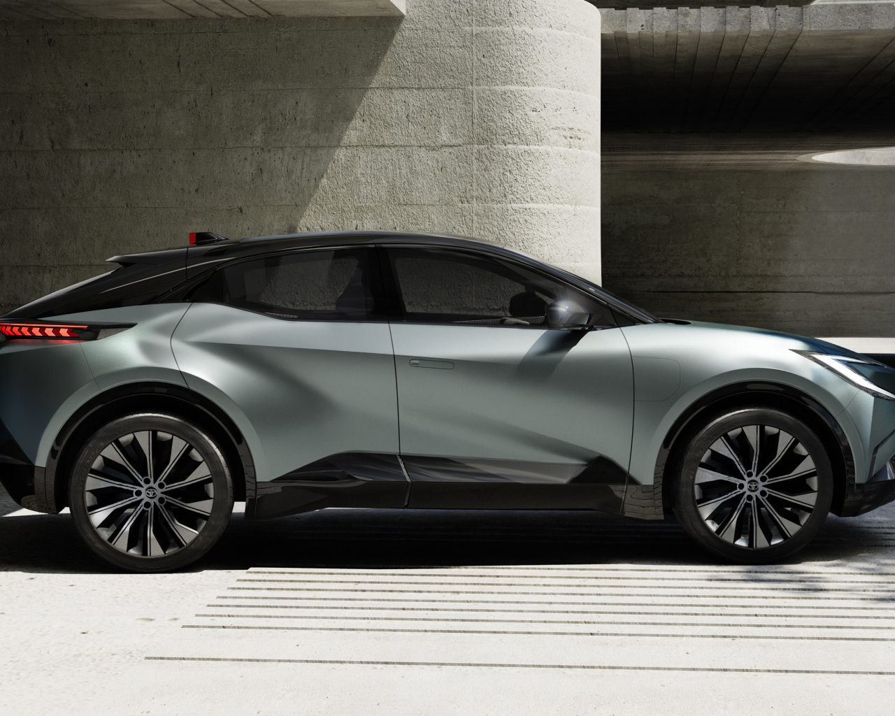 Вид сбоку на автомобиль Toyota BZ Compact SUV Concept 2022 года