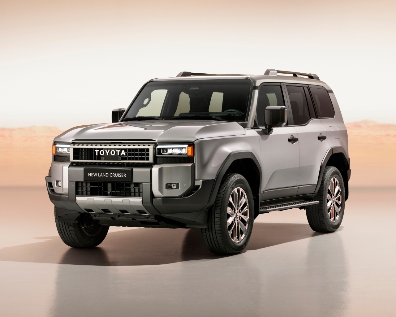 Серебристый внедорожник Toyota Land Cruiser 2024  года