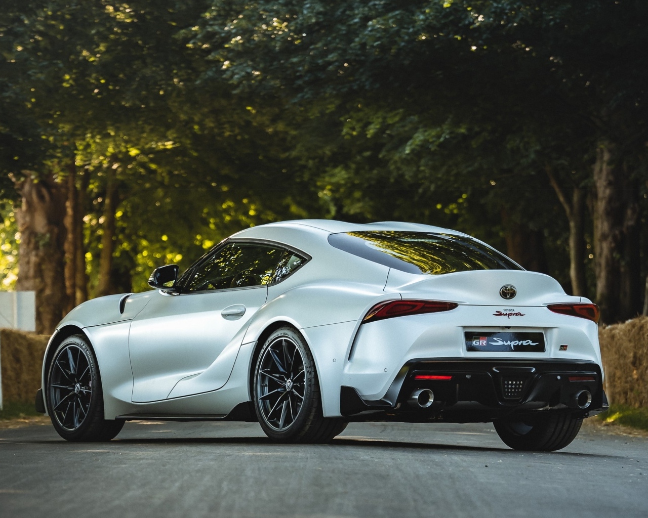 Серебристый автомобиль Toyota GR Supra Pro вид сзади