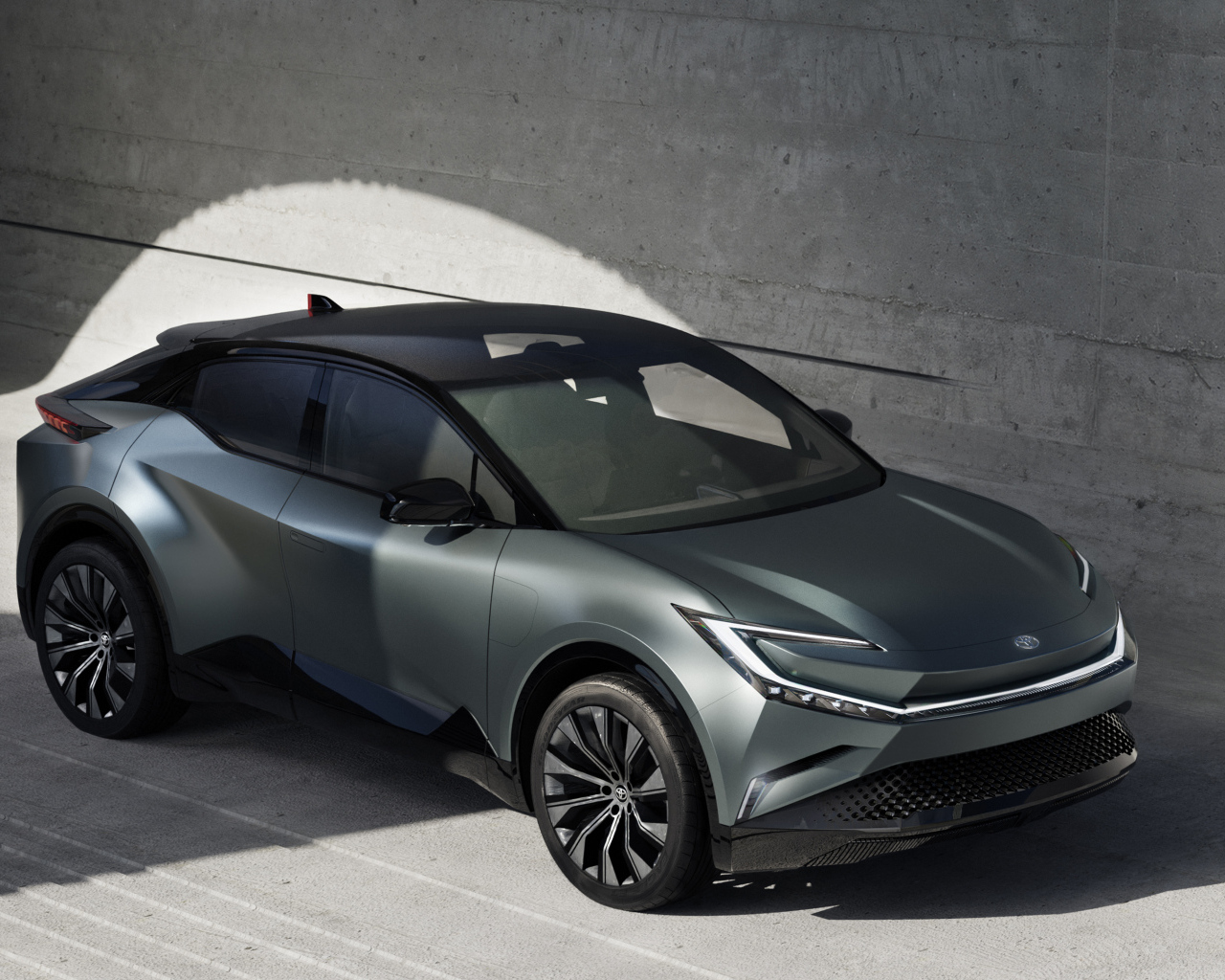 Автомобиль Toyota BZ Compact SUV Concept 2022  у стены