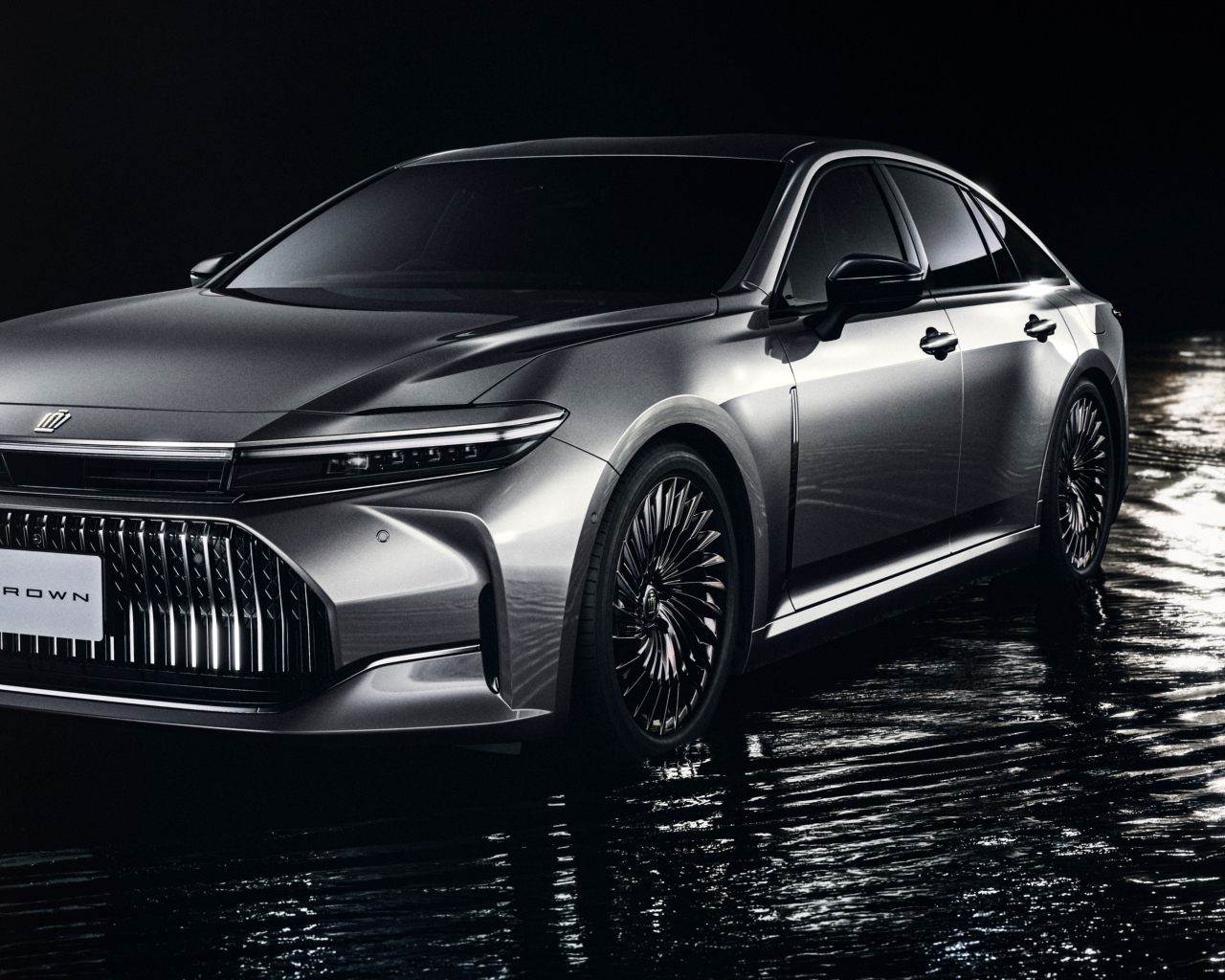 Автомобиль Toyota Crown FCEV стоит  в воде