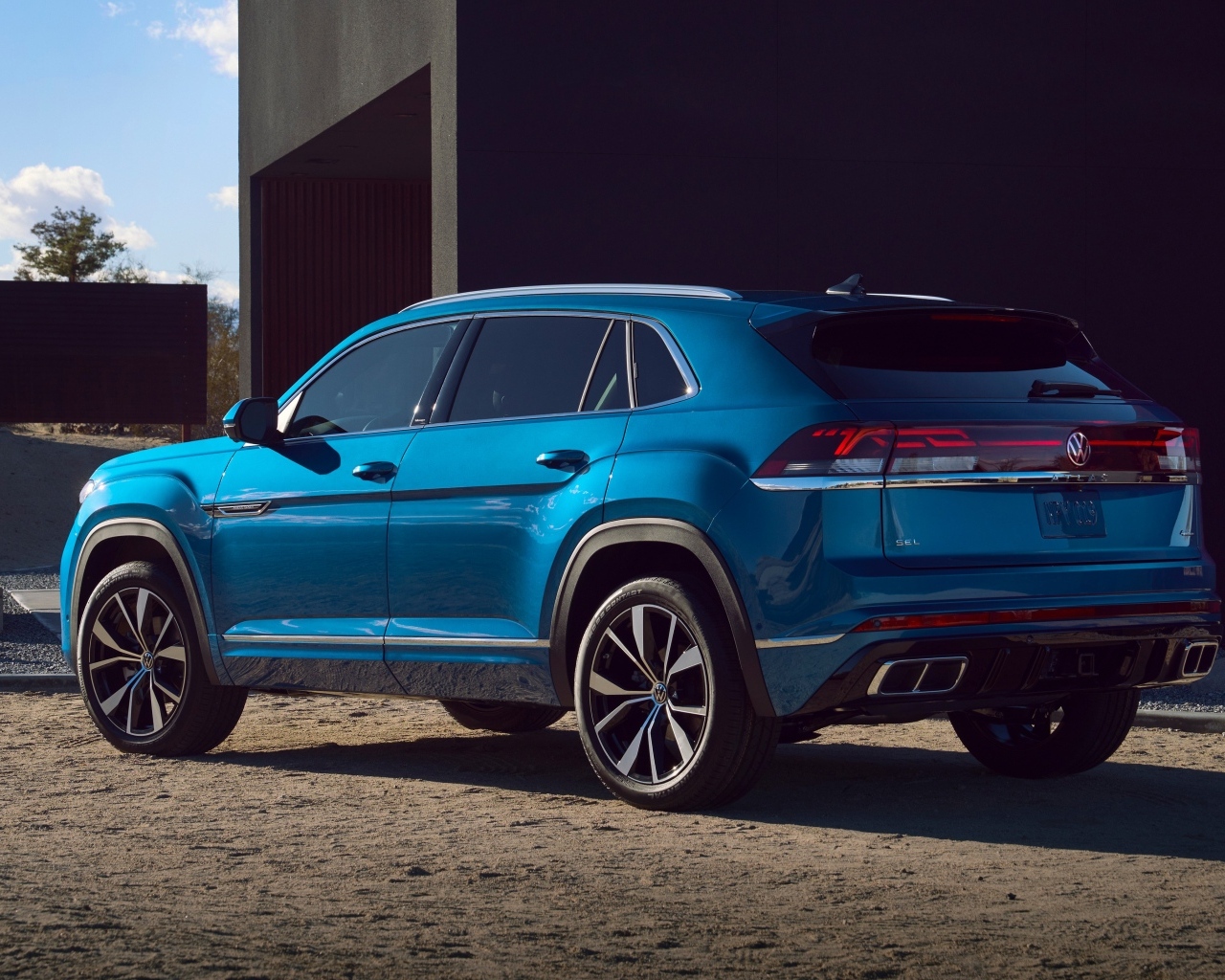 Синий Volkswagen Atlas Cross Sport 2024  вид сзади