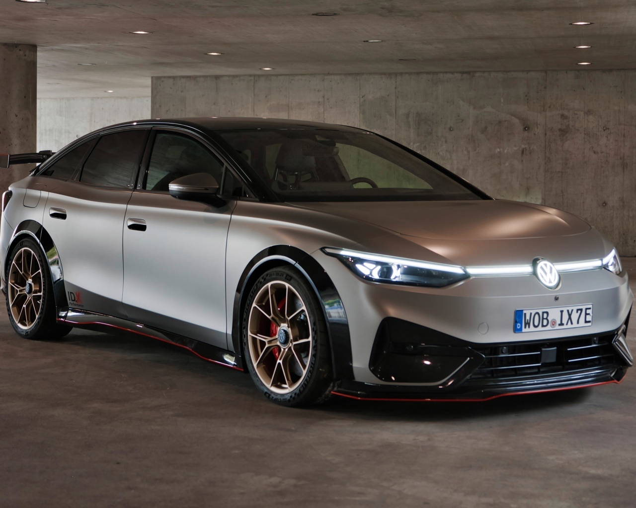 Новый серебристый автомобиль Volkswagen ID.X Performance 2023 года