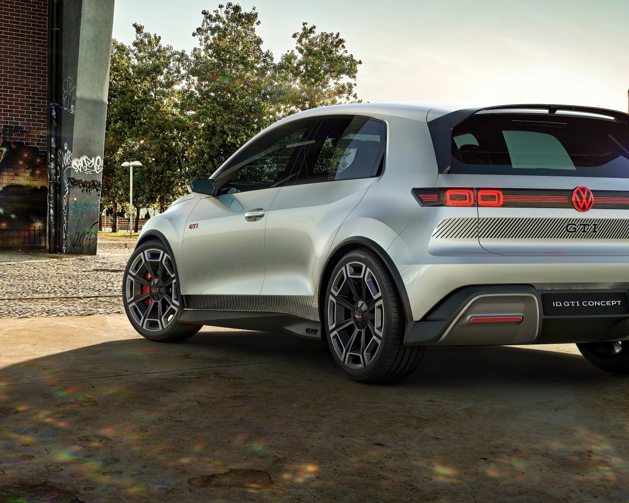 Автомобиль Volkswagen ID. GTI Concept 2023 года вид сзади