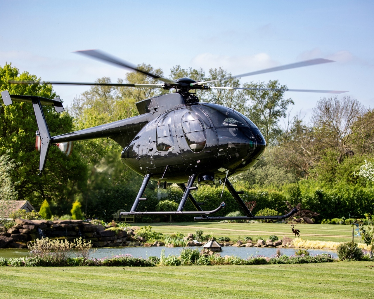 Серый вертолет отрывается от земли